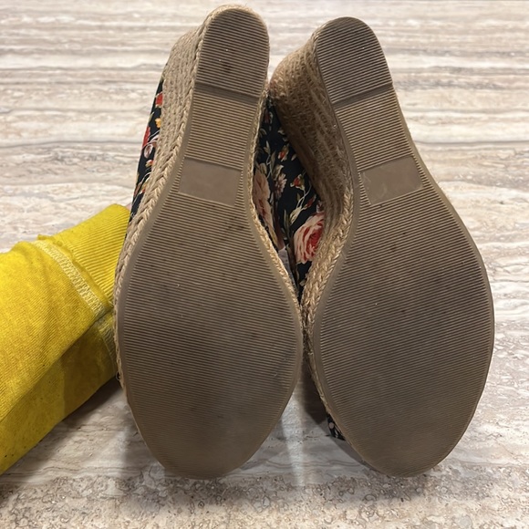 Size 9 floral wedge heels - Picture 4 of 5